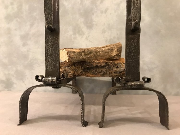 Große schmiedeeiserne und messingfarbene Feuerböcke aus dem 17.