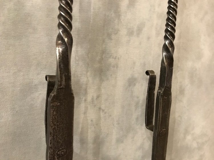 Große schmiedeeiserne und messingfarbene Feuerböcke aus dem 17.