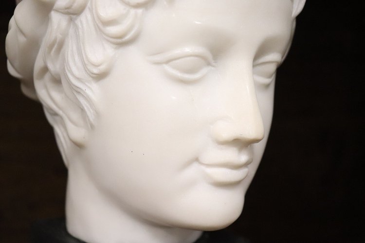 Testa di Bacco giovane, XX secolo, scultura in marmo bianco