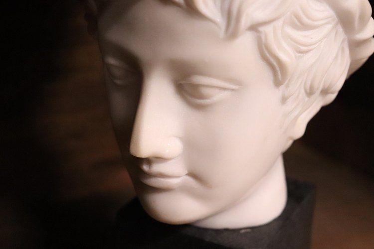 Testa di Bacco giovane, XX secolo, scultura in marmo bianco