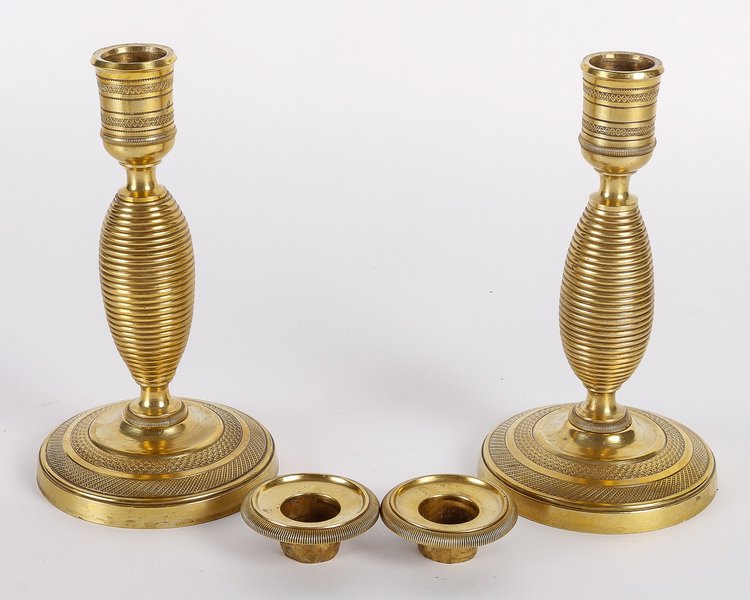 Ein Paar kleiner Kerzenhalter, genannt Ragot, aus ziselierter und vergoldeter Bronze Epoche des Empire um 1810