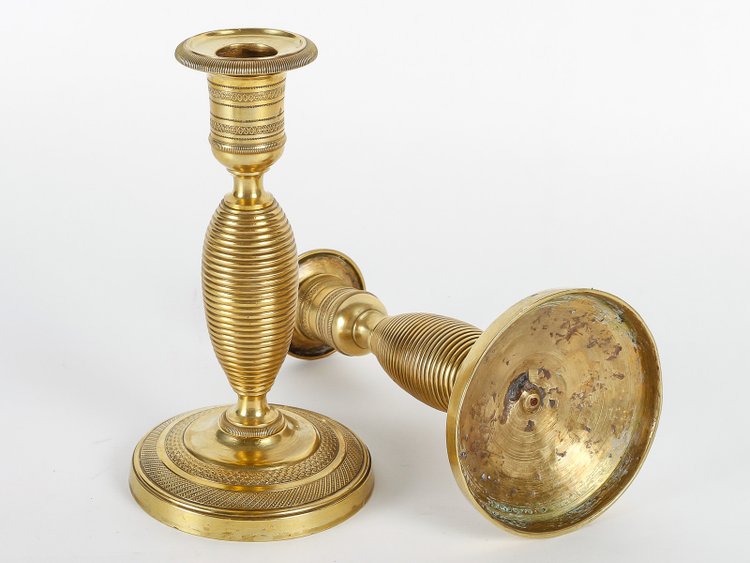 Ein Paar kleiner Kerzenhalter, genannt Ragot, aus ziselierter und vergoldeter Bronze Epoche des Empire um 1810