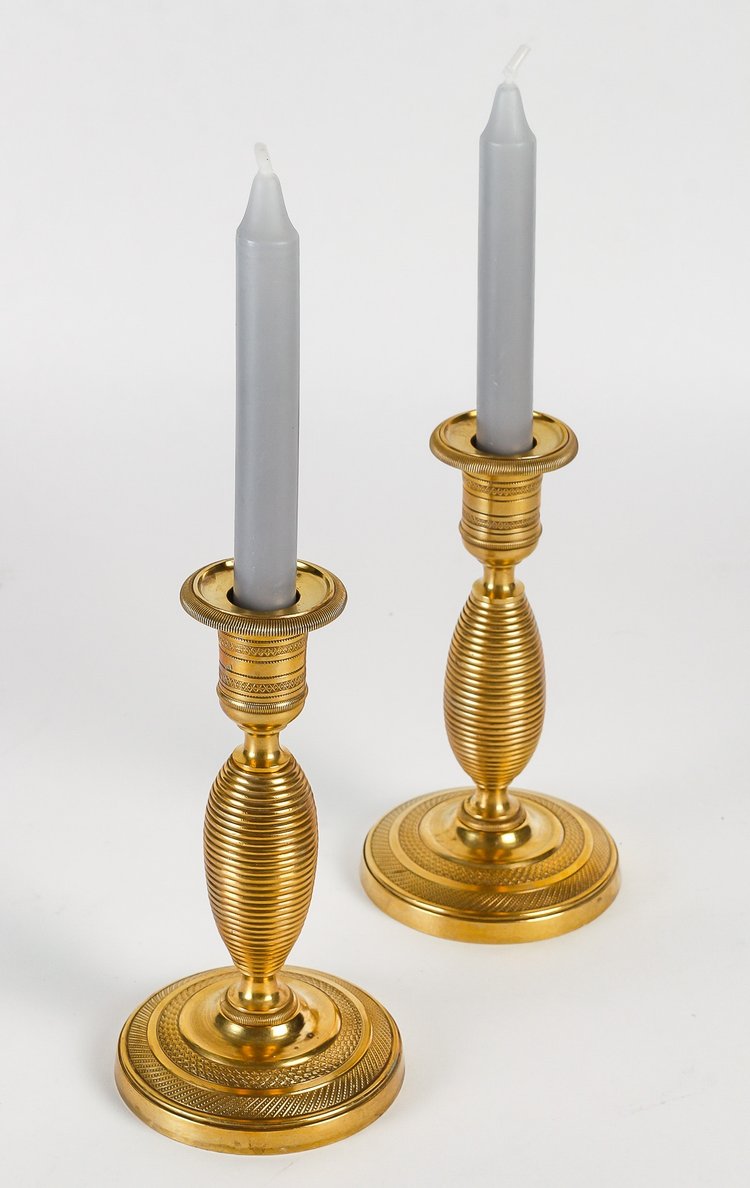 Ein Paar kleiner Kerzenhalter, genannt Ragot, aus ziselierter und vergoldeter Bronze Epoche des Empire um 1810