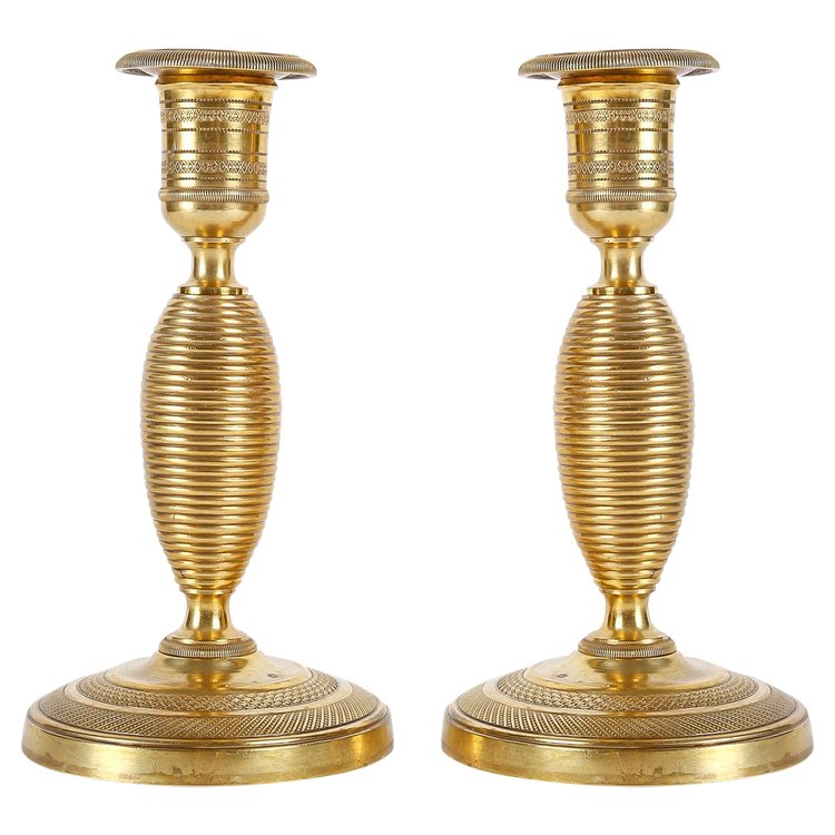 Ein Paar kleiner Kerzenhalter, genannt Ragot, aus ziselierter und vergoldeter Bronze Epoche des Empire um 1810