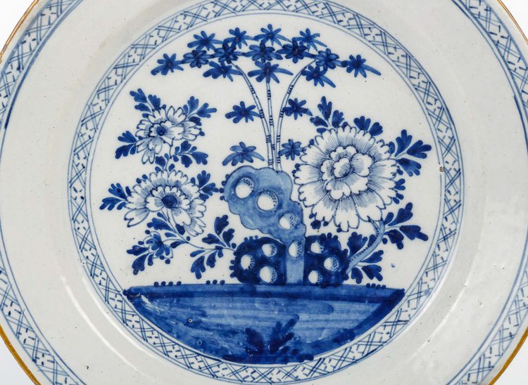 Delft earthenware dish circa 1750 decorated with bamboo branches - Manufacture L'Aiguière de Porcela