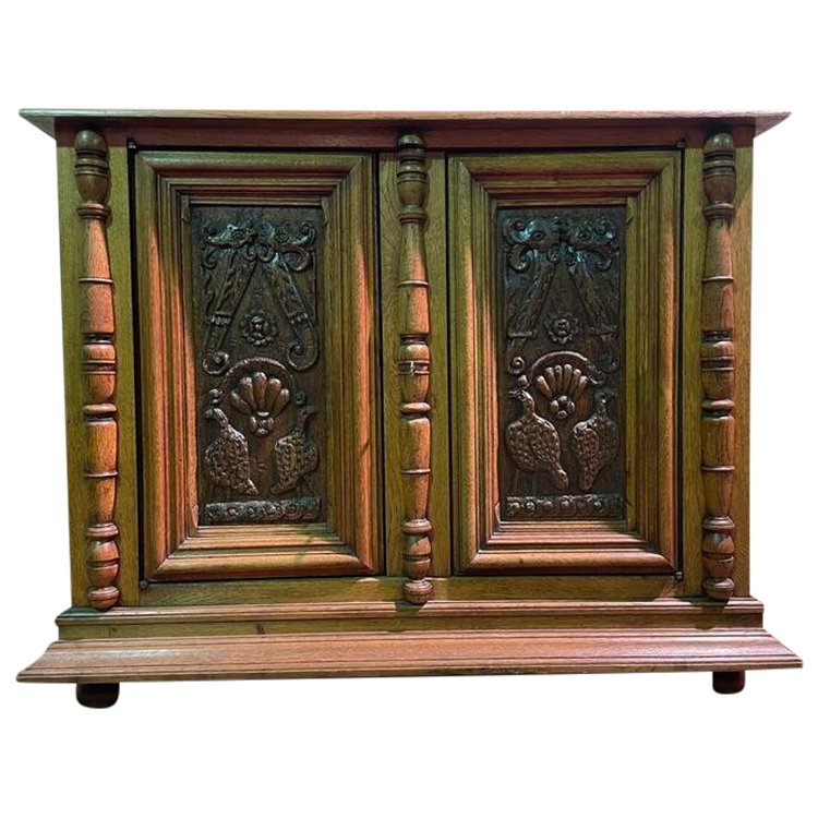 Buffet de style Renaissance en chêne sculpté 