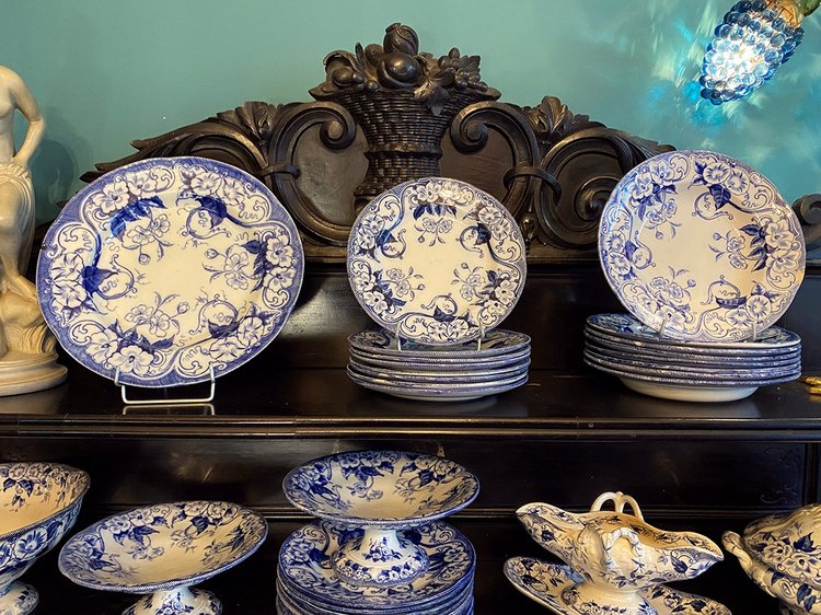 Creil & Montereau earthenware, Flora pattern late 19th century. 42-piece service set