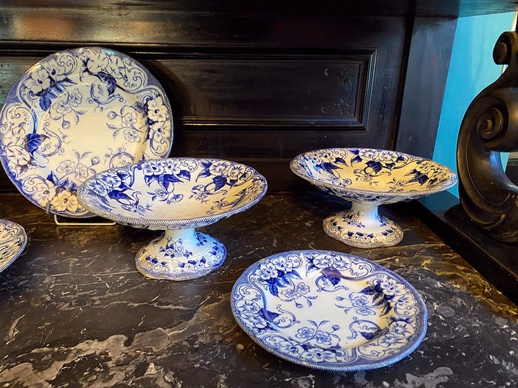 Creil & Montereau earthenware, Flora pattern late 19th century. 42-piece service set