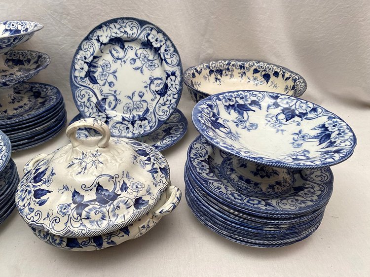 Creil & Montereau earthenware, Flora pattern late 19th century. 42-piece service set