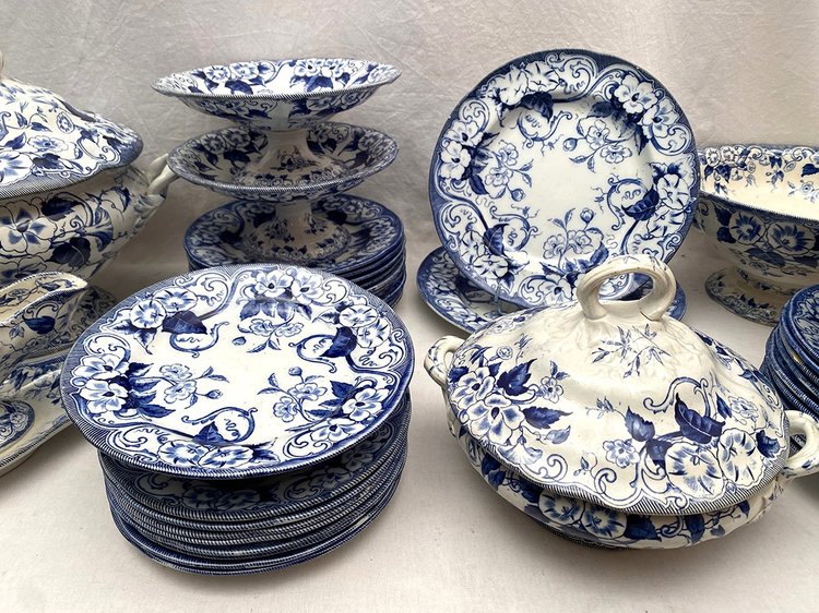 Creil & Montereau earthenware, Flora pattern late 19th century. 42-piece service set