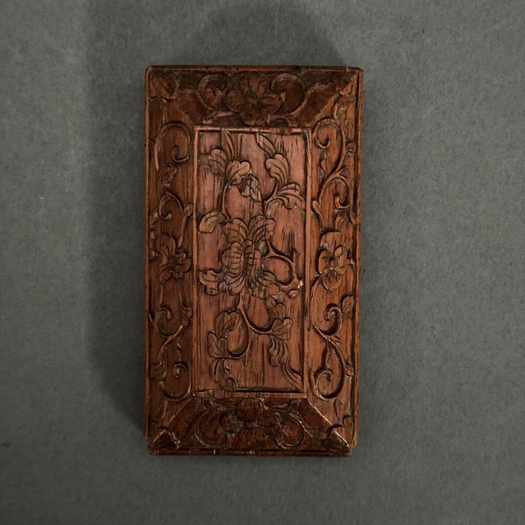 Scatola da compagnia in legno intagliato a mano con decorazione a fogliame