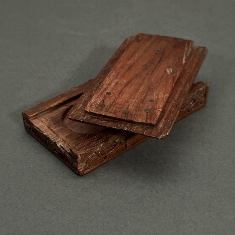 Scatola da compagnia in legno intagliato a mano con decorazione a fogliame