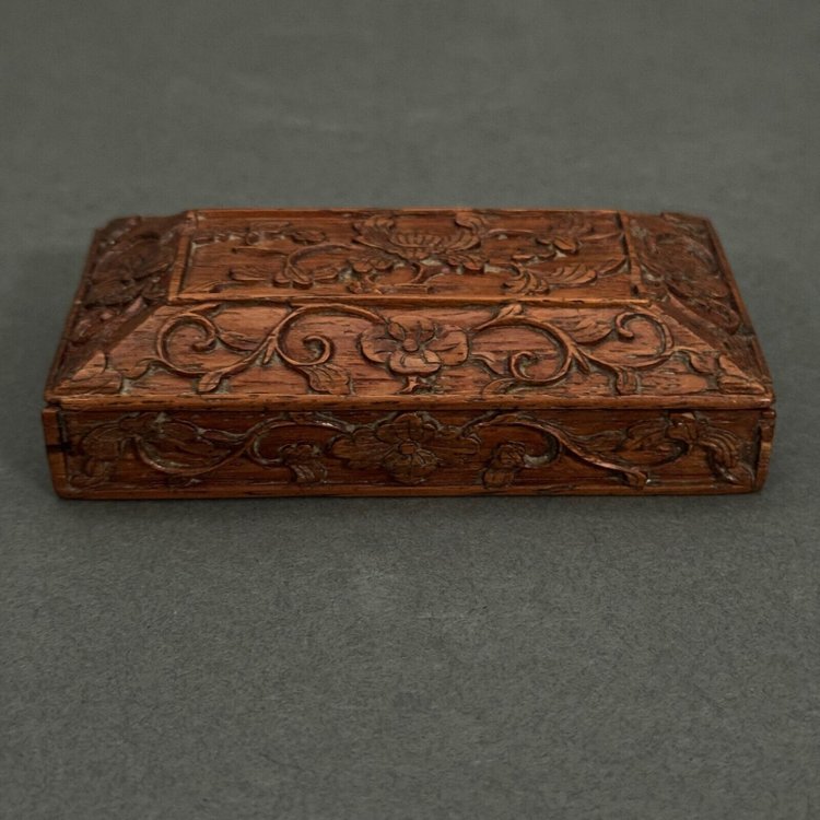 Scatola da compagnia in legno intagliato a mano con decorazione a fogliame