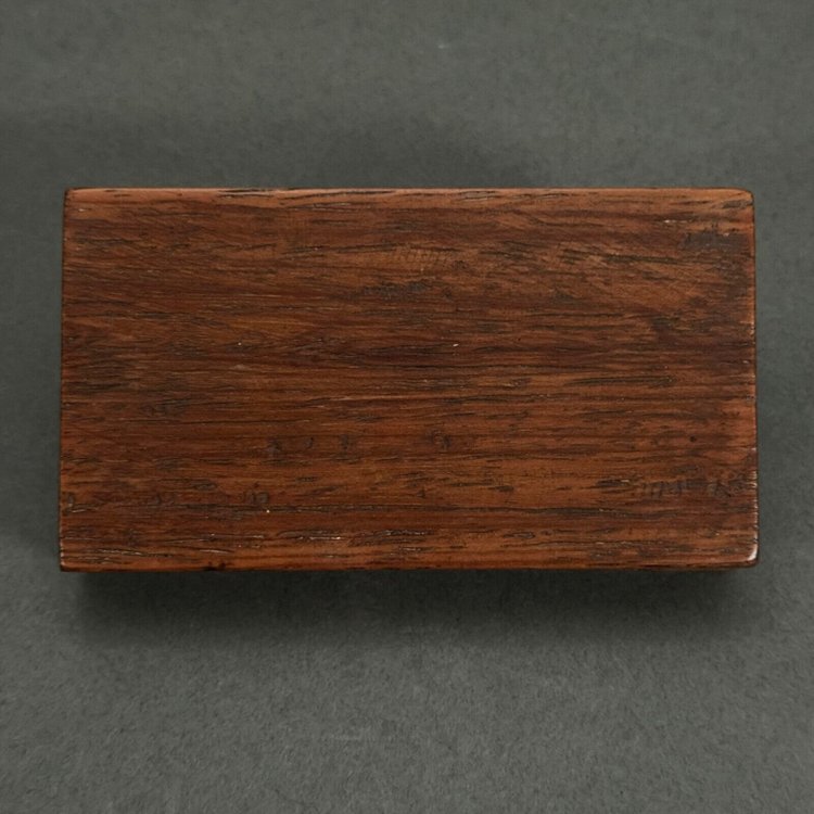 Scatola da compagnia in legno intagliato a mano con decorazione a fogliame