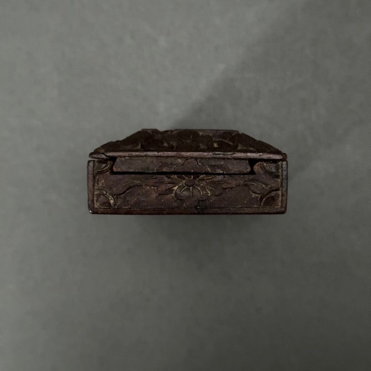 Scatola da compagnia in legno intagliato a mano con decorazione a fogliame