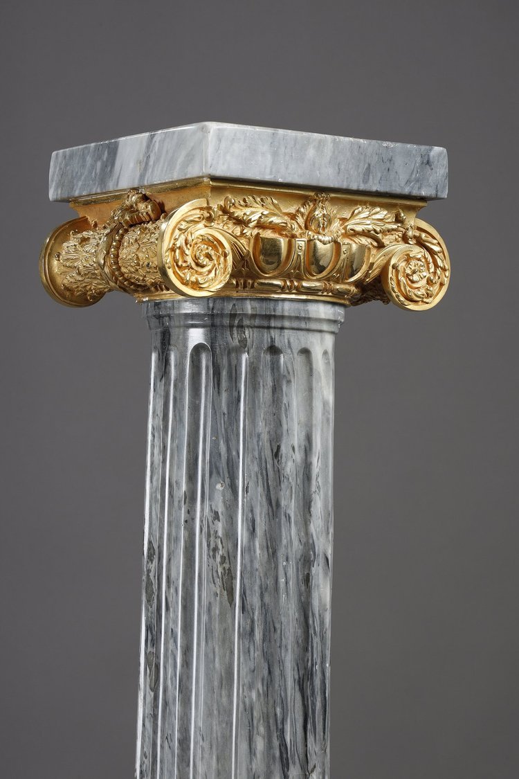 Paire de colonnes en marbre, cannelées, rudentées et à chapiteaux ioniques