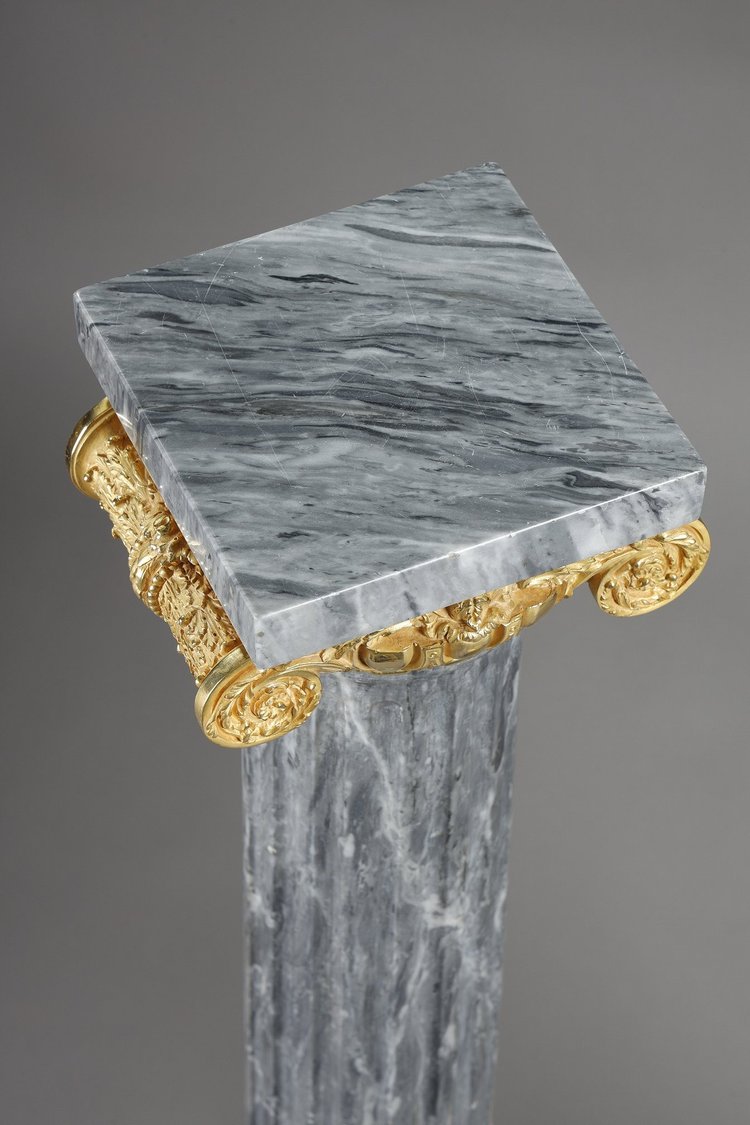 Paire de colonnes en marbre, cannelées, rudentées et à chapiteaux ioniques