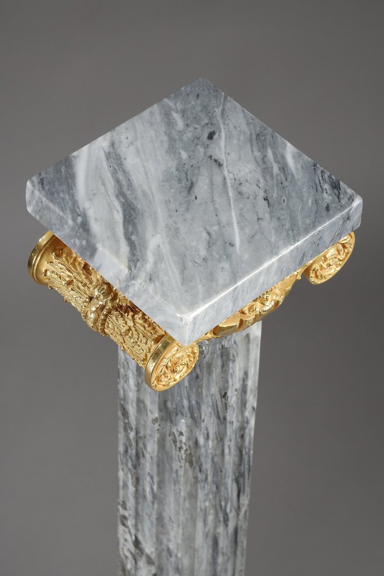 Paire de colonnes en marbre, cannelées, rudentées et à chapiteaux ioniques