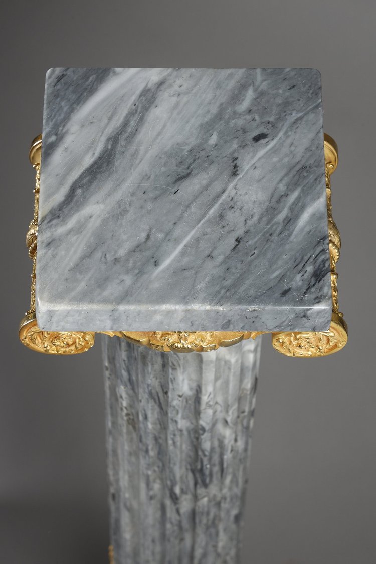 Paire de colonnes en marbre, cannelées, rudentées et à chapiteaux ioniques