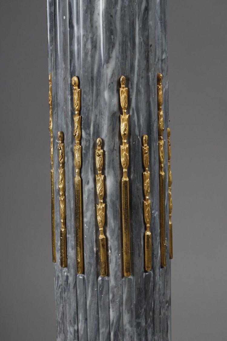 Paire de colonnes en marbre, cannelées, rudentées et à chapiteaux ioniques