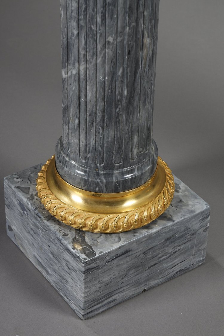 Paire de colonnes en marbre, cannelées, rudentées et à chapiteaux ioniques