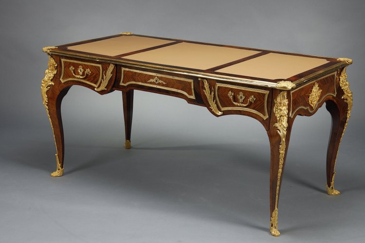 Flacher Schreibtisch im Stil von Louis XV aus Intarsien und reicher vergoldeter Bronzefassung