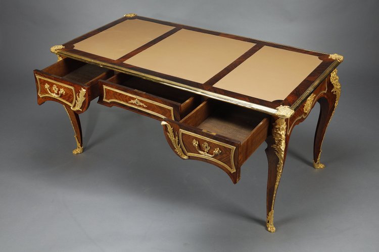 Flacher Schreibtisch im Stil von Louis XV aus Intarsien und reicher vergoldeter Bronzefassung