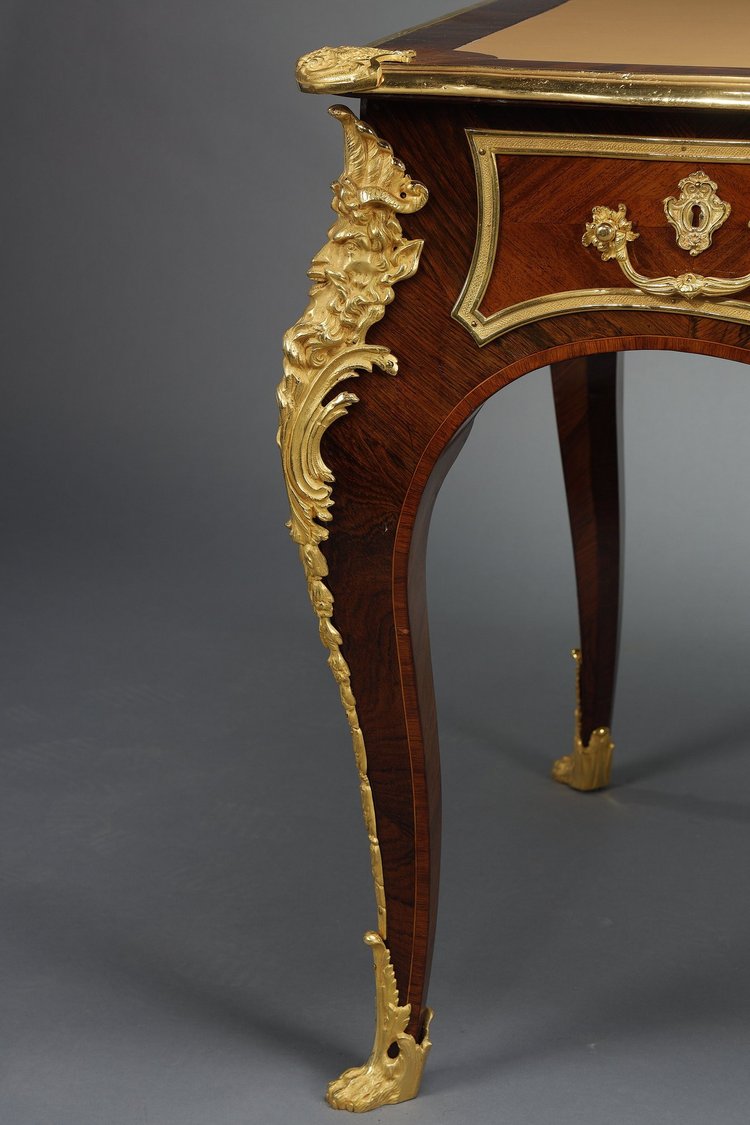 Flacher Schreibtisch im Stil von Louis XV aus Intarsien und reicher vergoldeter Bronzefassung