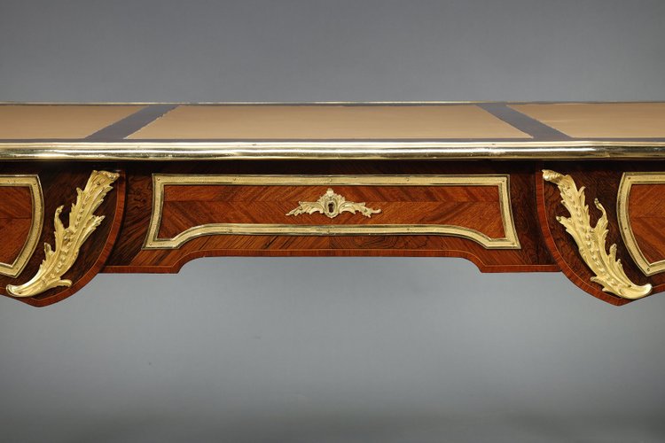 Flacher Schreibtisch im Stil von Louis XV aus Intarsien und reicher vergoldeter Bronzefassung