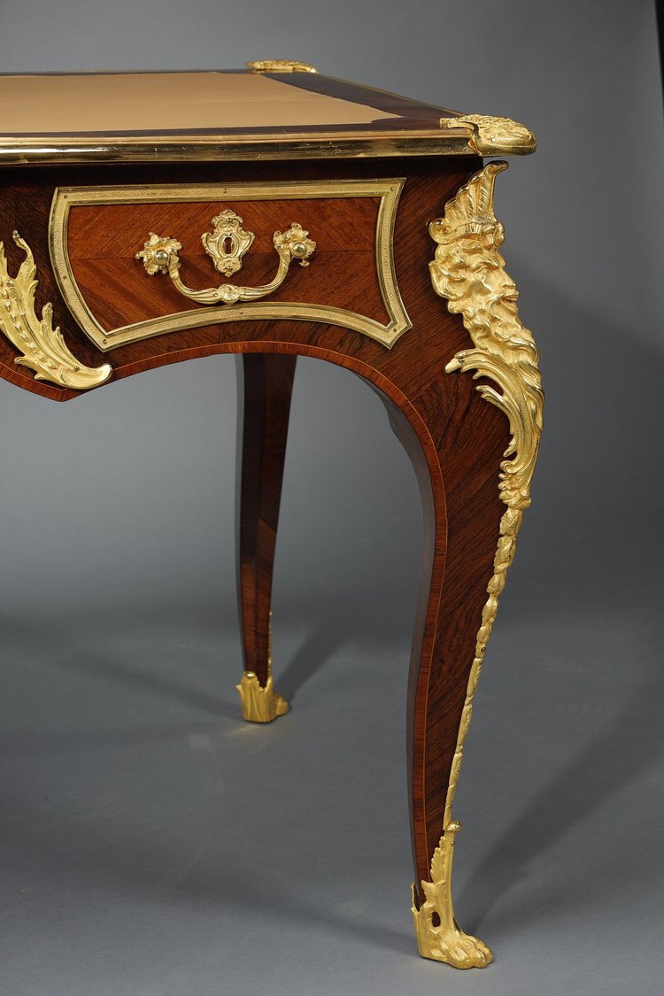 Flacher Schreibtisch im Stil von Louis XV aus Intarsien und reicher vergoldeter Bronzefassung
