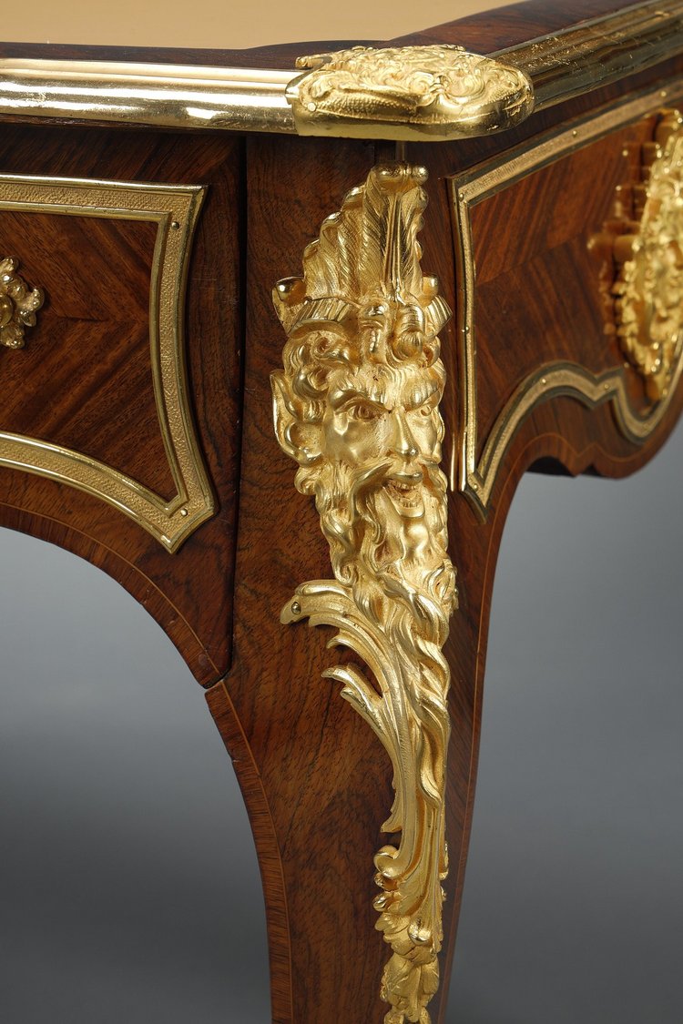 Flacher Schreibtisch im Stil von Louis XV aus Intarsien und reicher vergoldeter Bronzefassung
