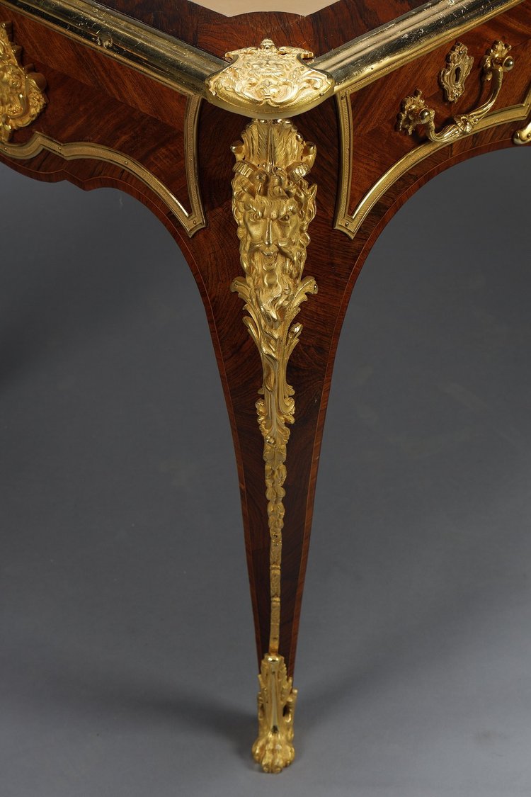 Flacher Schreibtisch im Stil von Louis XV aus Intarsien und reicher vergoldeter Bronzefassung