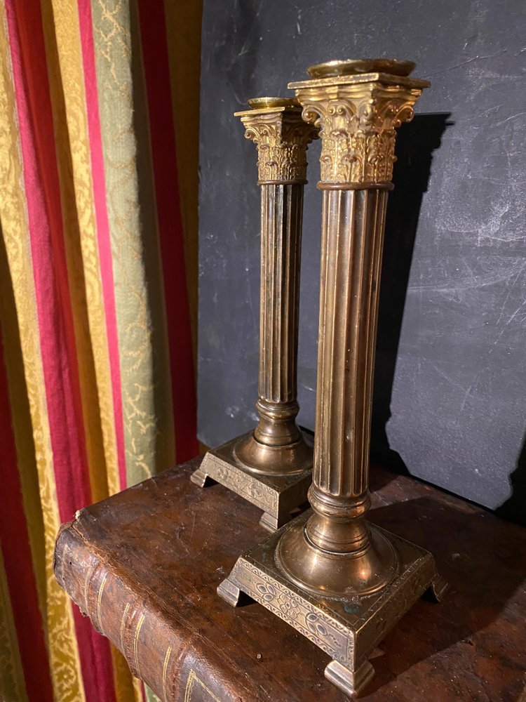  Sehr schöne Paar Kerzenhalter Korinthische Säule Bronze Ende des 18. Jahrhunderts im Stil Louis XVI