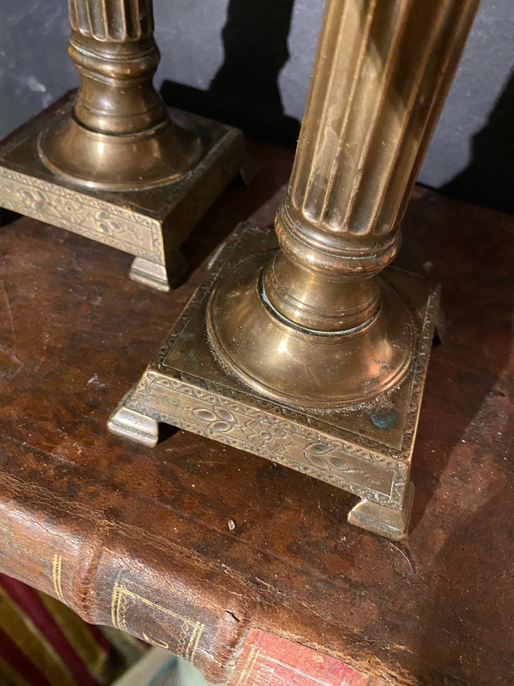  Sehr schöne Paar Kerzenhalter Korinthische Säule Bronze Ende des 18. Jahrhunderts im Stil Louis XVI