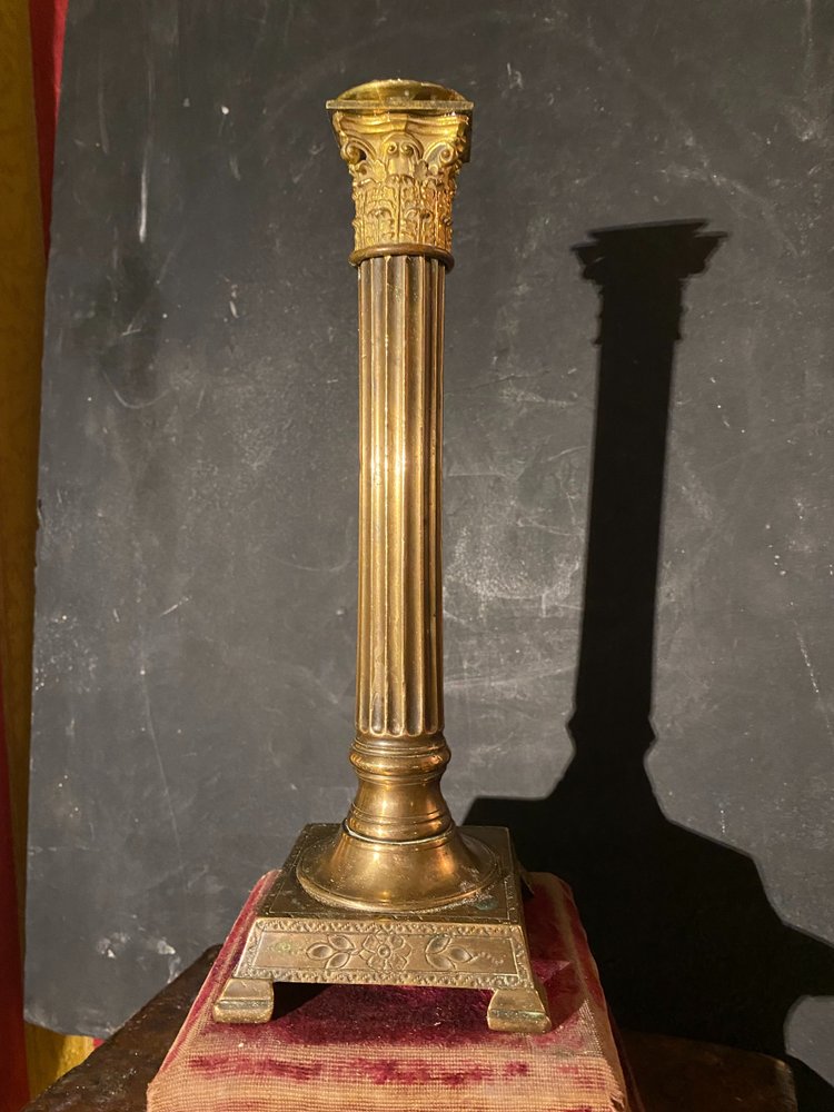  Sehr schöne Paar Kerzenhalter Korinthische Säule Bronze Ende des 18. Jahrhunderts im Stil Louis XVI