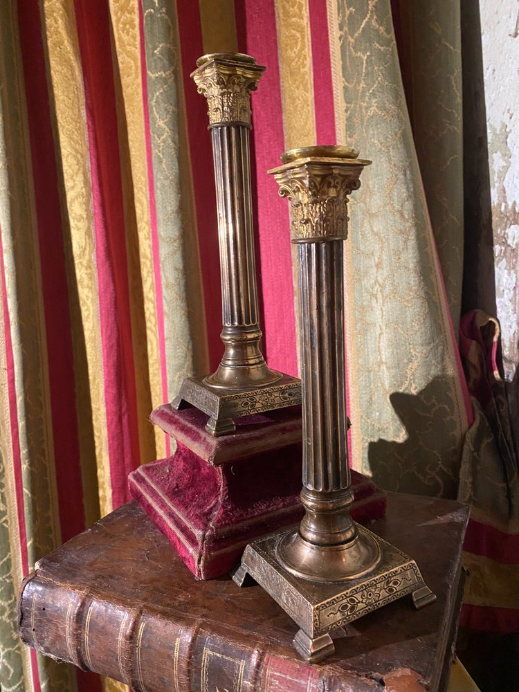  Sehr schöne Paar Kerzenhalter Korinthische Säule Bronze Ende des 18. Jahrhunderts im Stil Louis XVI