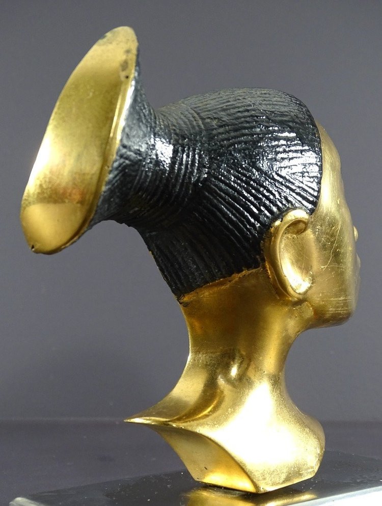 Francia, 1930/1950, profilo di donna Mangbetu in bronzo su base in metallo cromato e legno.