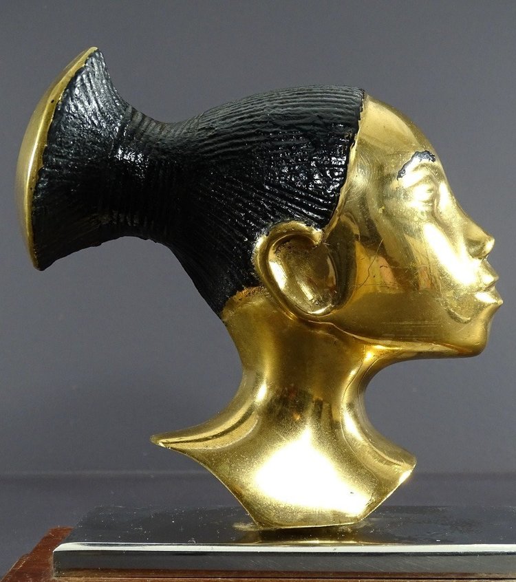 Francia, 1930/1950, profilo di donna Mangbetu in bronzo su base in metallo cromato e legno.