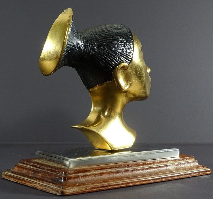Francia, 1930/1950, profilo di donna Mangbetu in bronzo su base in metallo cromato e legno.