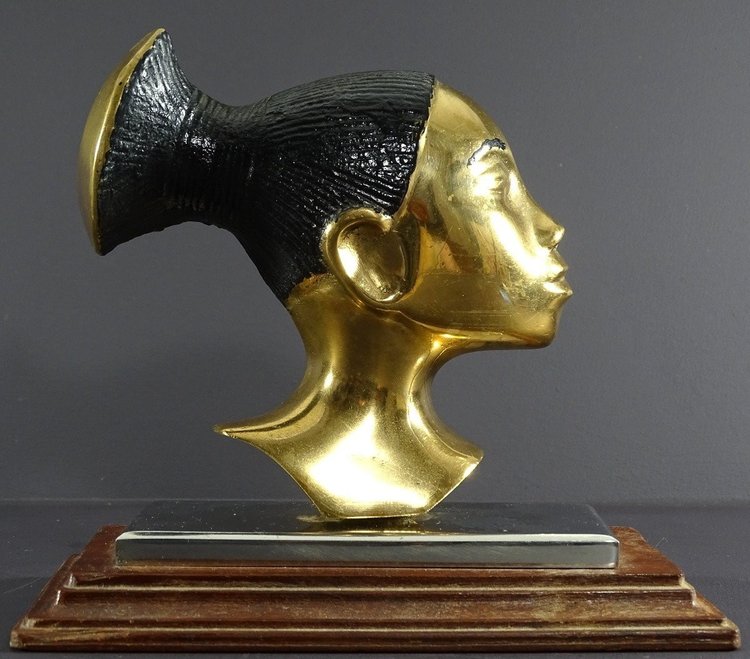 Francia, 1930/1950, profilo di donna Mangbetu in bronzo su base in metallo cromato e legno.