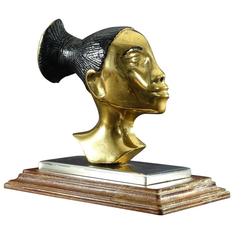 Francia, 1930/1950, profilo di donna Mangbetu in bronzo su base in metallo cromato e legno.