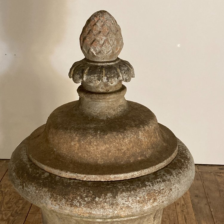 Gedeckte gusseiserne Vase XVIII