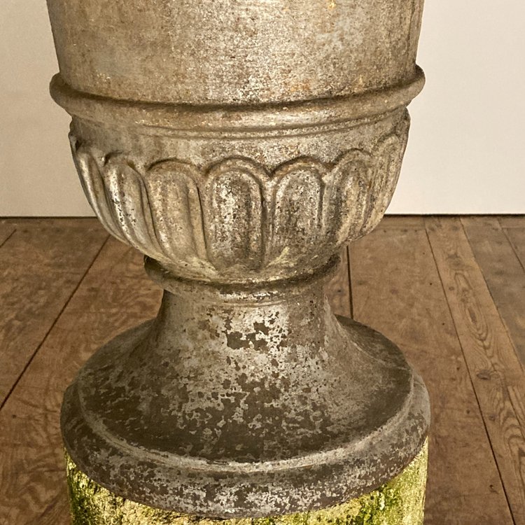 Gedeckte gusseiserne Vase XVIII