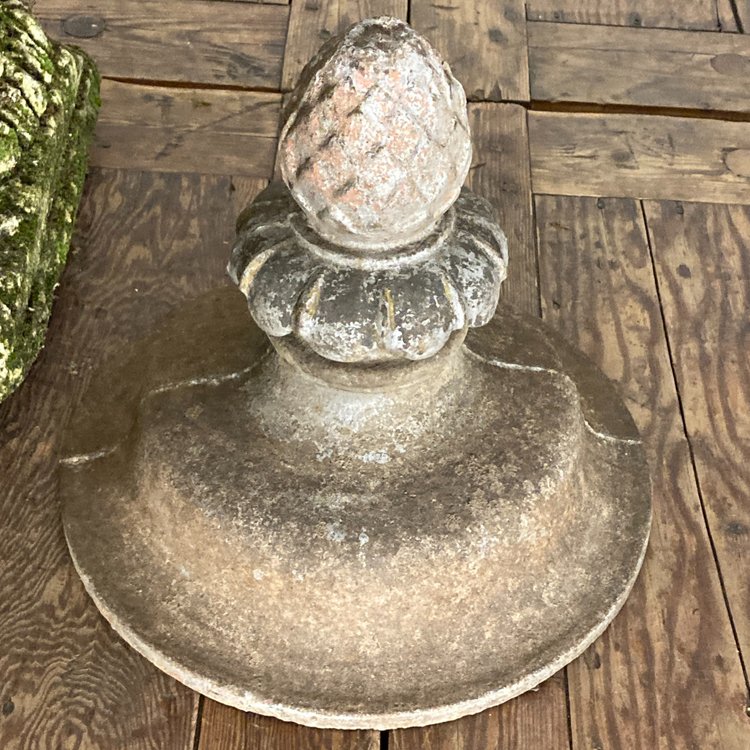 Gedeckte gusseiserne Vase XVIII