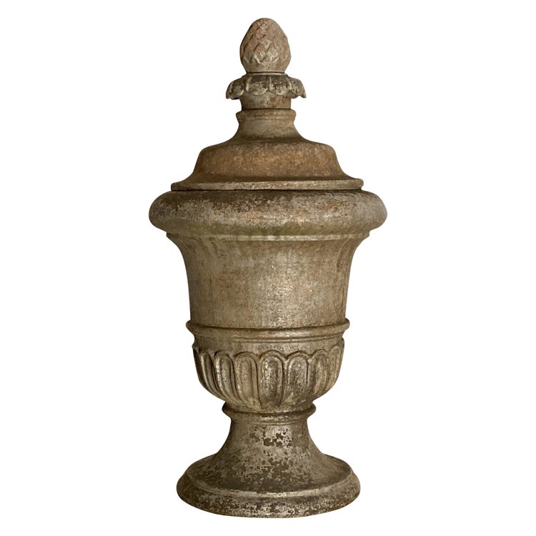 Gedeckte gusseiserne Vase XVIII