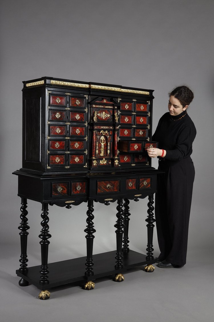 Cabinet sur pied dans le style des cabinets flamands du 17e siècle
