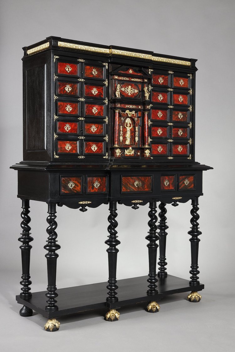 Cabinet sur pied dans le style des cabinets flamands du 17e siècle