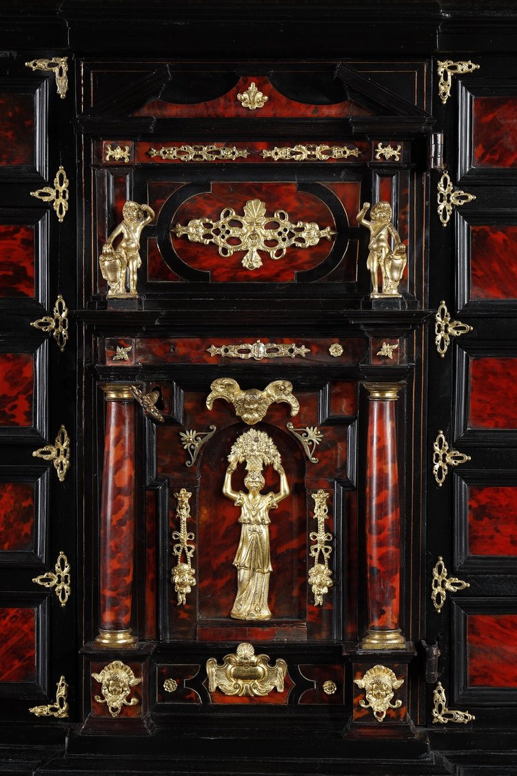 Cabinet sur pied dans le style des cabinets flamands du 17e siècle