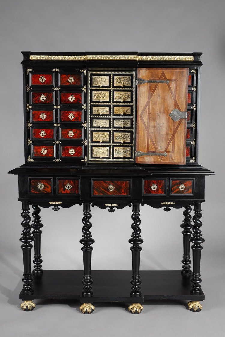 Cabinet sur pied dans le style des cabinets flamands du 17e siècle
