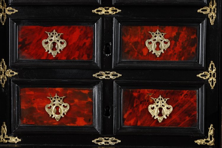 Cabinet sur pied dans le style des cabinets flamands du 17e siècle